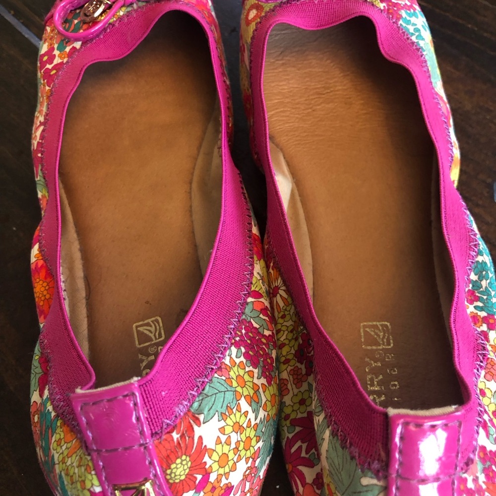Sperry Flats In Gorgeous Floral Print Size 7.5 - image 4